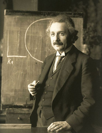Albert Einstein durante una conferencia en Viena en 1921