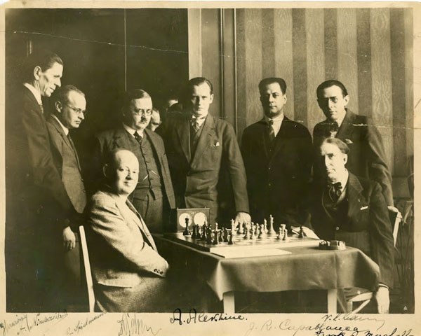 Géza Maróczy, Aron Nimzowitsch, Milan Vidmar, Alexander Alekhine, José Raúl Capablancay Howard Lederer. Sentados: Rudolf Spielmann y Frank Marshall. Nueva York 1927