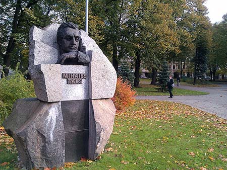 Monumento Mikhail Tal situado en el Parque Vermanes de Riga