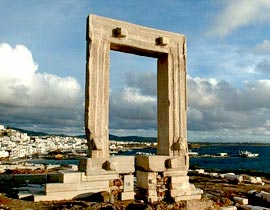 Portara de Náxos. La entrada del templo de Apolo. Isla de Naxos. Grecia