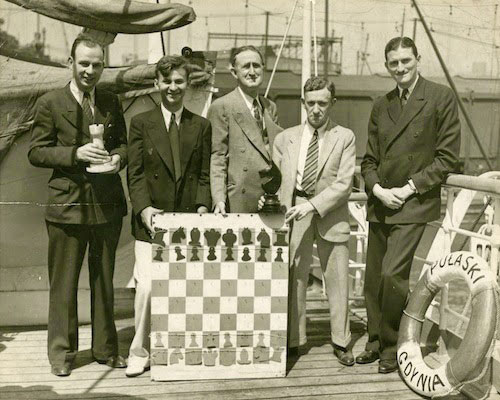 Frank Mashall con el equipo de EE. UU. de viaje hacia Varsovia