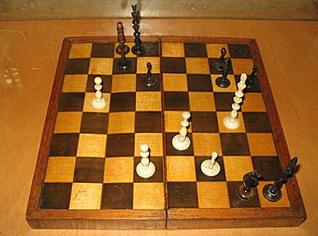 Juego de ajedrez de viaje (la posición demostrada procede de sus diarios)