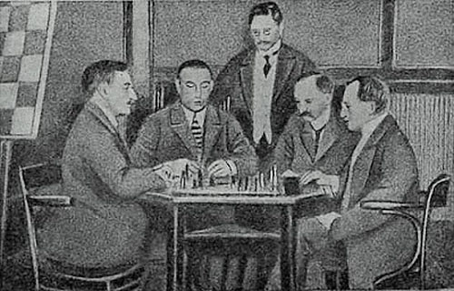 Sentado (izquierda a derecha): Lasker, Rubinstein Schlechter, Tarrasch