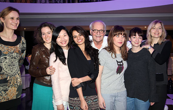 El organizador Brian Callaghan con el equipo de las mujeres en "La batalla de los sexos"
