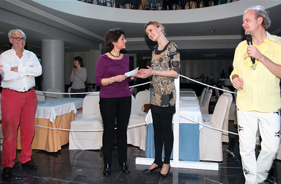 Al finalizar la noche, la capitana del equipo de mujeres Victorija Cmilyte, presentó un cheque de 1.000 £ a Tamara Stewart-Wilson,
