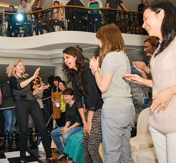 Las mujeres ganan el primer juego y lo celebran