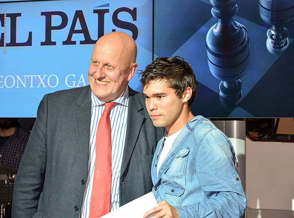 Leontxo García entrega norma de MI a Pedro Ramón Martínez Reyes