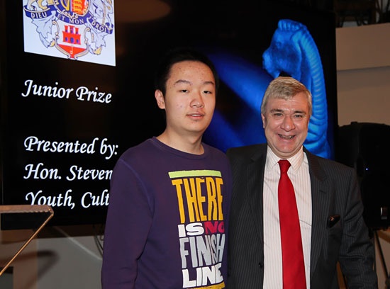 Yi Wei, junto al ministro de Deportes, Steven Linares
