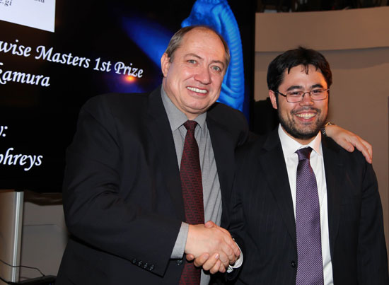 Nakamura, felicitado por el patrocinador principal, James Humphreys  (Tradewise)