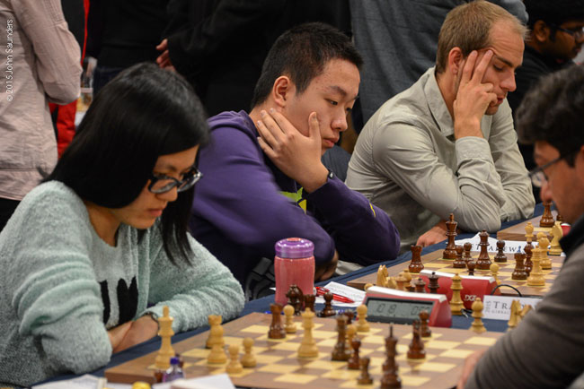 Yi Wei, en el centro, junto a la campeona del mundo Yifán Hou
