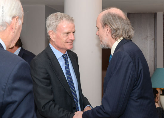 El Gobernador de Gibraltar,  Sir James Dutton, saluda al director del torneo, Stuart Conquest