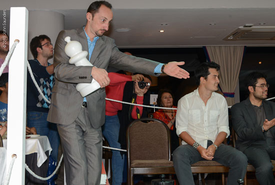Véselin Topálov, capitán del equipo masculino, señala la obviedad de una jugada. Detrás, Salgado, Howell y Nakamura.