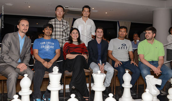 Topálov, Harikrishna, Cheparínov, Gánguly, Svídler, Yi Wei y Howell, junto a la ministra de Turismo de Gibraltar, Samantha Sacramento.