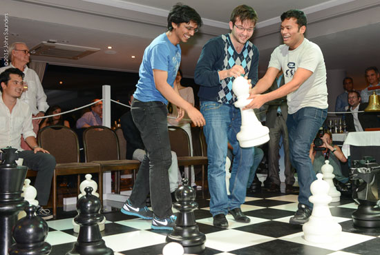Harikrishna y Gánguly se aseguran de que Salgado ubica el alfil exactamente donde ellos quieren, ante la mirada de David Howell y el organizador, Brian Callaghan