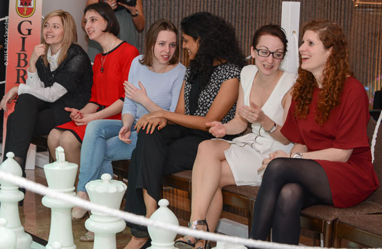 Parte del equipo femenino, preparando relajadamente la estrategia de la próxima partida
