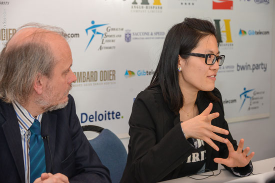 Yifán Hou con el director del torneo, Stuart Conquest.