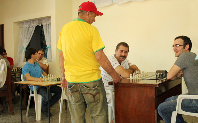 El GM Leinier Domínguez con el Prof. Raúl Pérez y José Raúl Andraca, en Guines