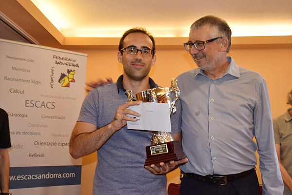 Manuel Pena con el trofeo de Campeón del Internacional de Andorra 2017