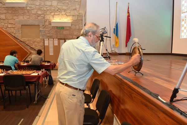 El Director de los torneos de Linares, Francisco Fernández Albalate y el Gong
