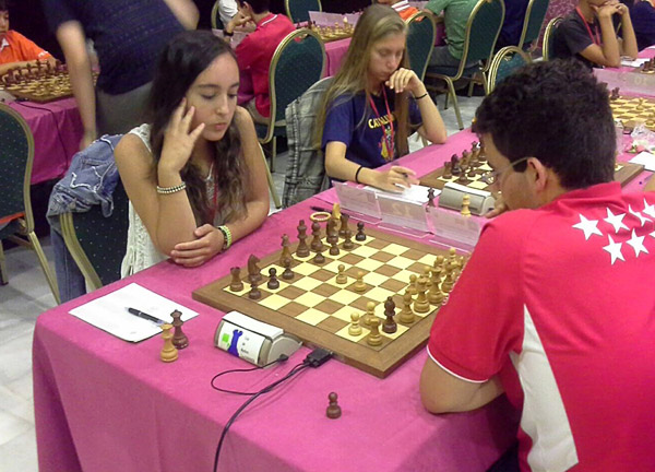 Mireya jugando con FM Plazuelo