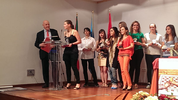 Anastasia Sávina, ganadora del torneo, se dirige al público con las demás jugadoras al fondo