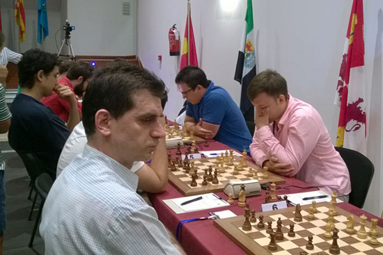 En primer plano Alejandro Álvarado. Detrás, otro Campeón, Ángel Árribas, con piezas blancas.