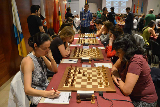 Belinda Vega (piezas negras) vs Nieves García