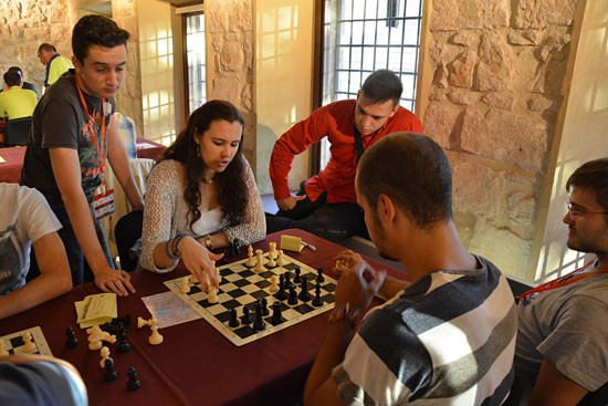 Campeonato España Equipos de Segunda División. Linares. 2014. Amalia Aranaz, analizando junto a Ángel Arribas (a su izquierda) y Miguel Santos (a su derecha)