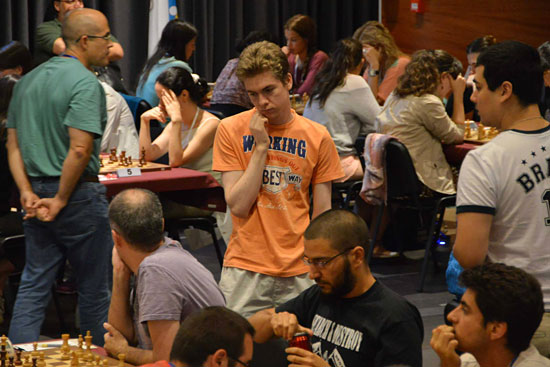 David Antón Guijarro observa las partidas de sus compañeros (Chess24-VTI-Atocha)