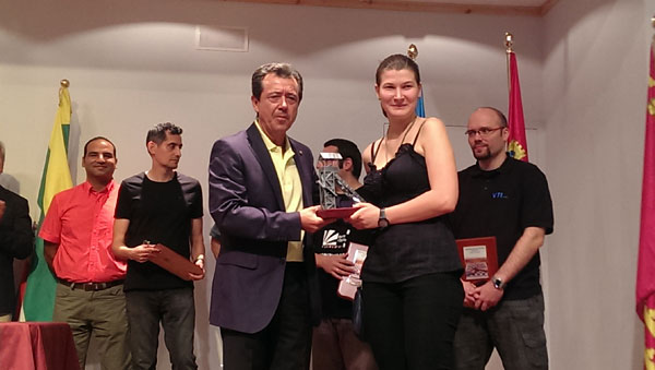 El Alcalde entrega la "Cabria de Linares" a Anastasia Sávina