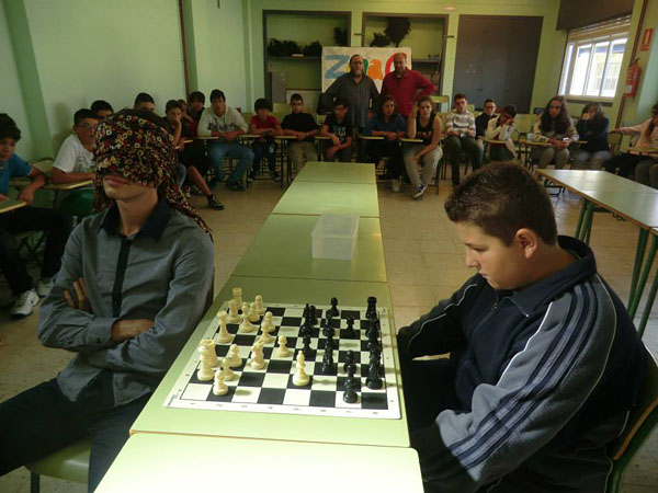Cheparinov jugando una partida a la ciega en un colegio de Muxía