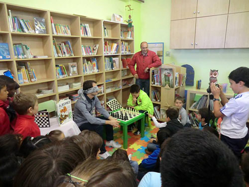 Cheparinov jugando partidas a la ciega en un colegio de Muxía