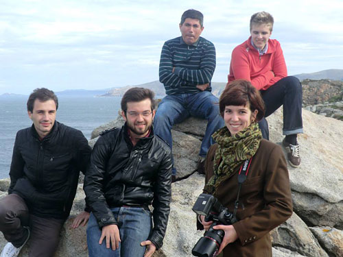 De izquierda a derecha: Iván Cheparinov, Iván Salgado, Teresa Búa. Atrás: Julio Granda y Richard Rapport. Entre Faros 2013