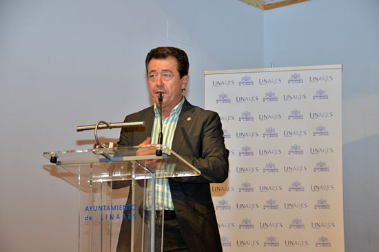 el Alcalde, Juan Fernández, anunciando que los Ctos. de España de 2015 serán también en Linares