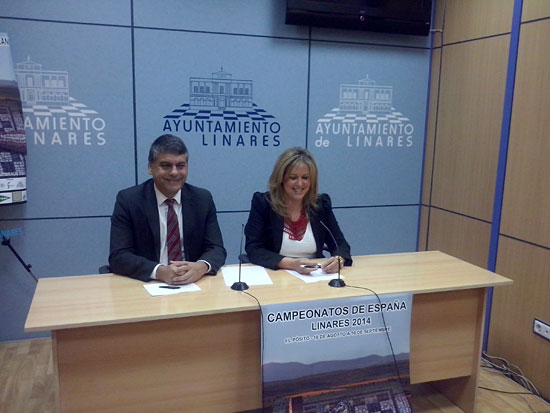 Javier Ochoa de Echagüen, presidente de la FEDA, con Macarena García, concejala de Deportes de Linares.