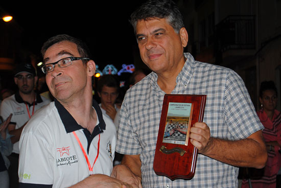 El presidente Javier Ochoa de Echagüen con el principal artífice del ajedrez en Sabiote, Paco González