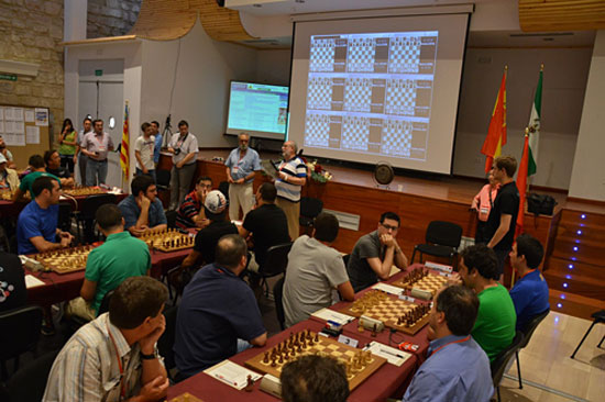 El árbitro principal, Josep María Camel, recuerda al comienzo de la ronda el artículo del reglamento que impide hacer tablas antes de la jugada 30 sin su autorización.
