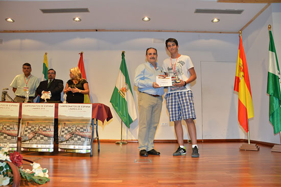 Julio Suárez, mejor juvenil, con el concejal Miguel Ángel Díaz