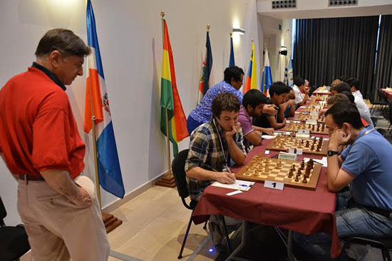 El gran maestro Ljubomir Ljubójevic observa la partida de la primera mesa, Bachmann-Cruz; al fondo, Mario Gavilán, protagonista de la jornada frente a David Antón