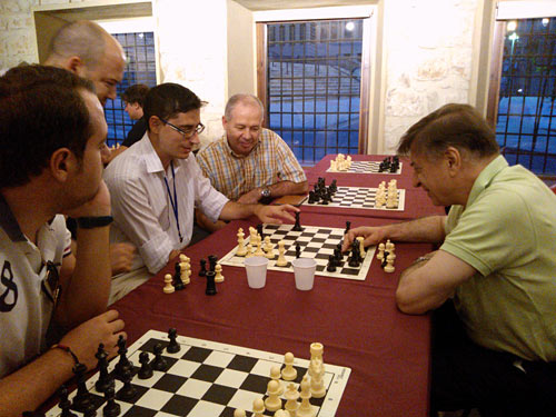 Ljubójevic en la sala de análisis con el ídolo local, Alejandro Moreno