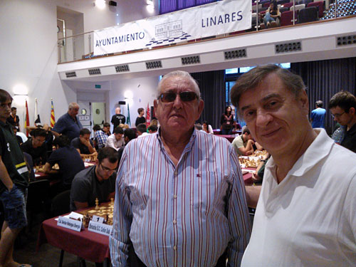 Luis Rentero, artífice de los históricos torneos Ciudad de Linares, visitó la sala de juego, en compañía de Ljubomir Ljubójevic
