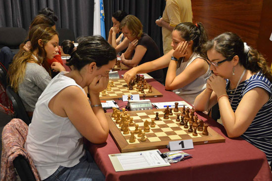 Niala Collazo vs Sabrina Vega. Detrás Irene Nicolás vs. Mariela Perera