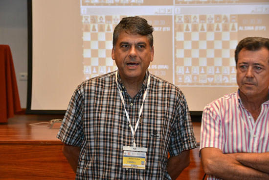 Javier Ochoa de Echaguën se dirige a los participantes minutos antes de la primera ronda, junto al Alcalde de Linares, Juan Fernández