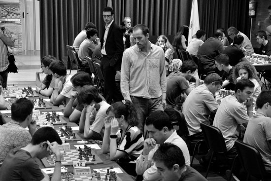 Paco Vallejo pasea y observa las partidas