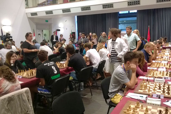 Rafael y su séquito, entre ellos Javier Ochoa (Presidente FEDA) recorre la sala de juego