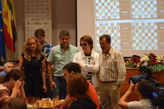 Raphael contempla la partida de la Campeona de España Sabrina Vega con Alberto Portela