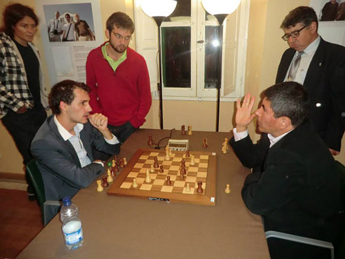 I Torneo Xadrez Entre Faros. Ronda 3. 2013. Cheparinov y Granda en los análisis post-morten.