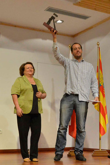 Paco Vallejo alza la la cabria minera de Linares