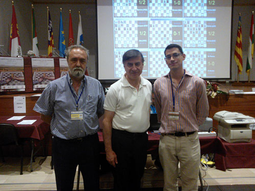 El director del Festival de Linares, Paco Albalate, con el GM Ljubomir Ljubójevic (residente en Linares) y el MI linarense Alejandro Moreno. Linares 2013