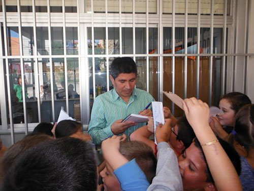 Julio Granda firmando acosado por los fans en Camariñas, firmando autógrafos